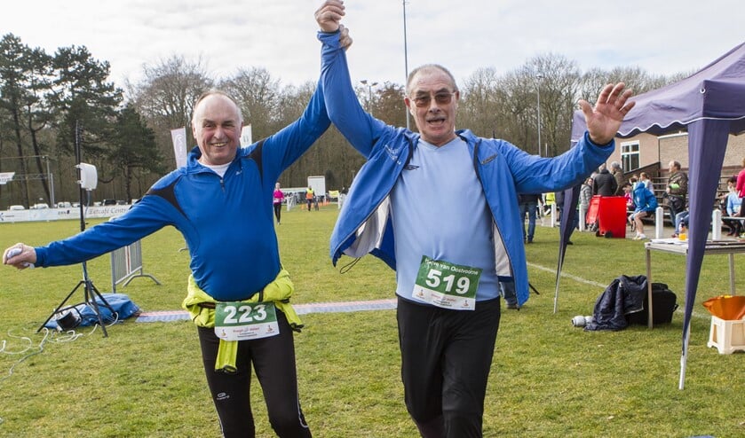 Arie den Arend (rechts) was met zijn 79 jaar de oudste deelnemer aan de Halve van Oostvoorne. * Foto: Wil van Balen.