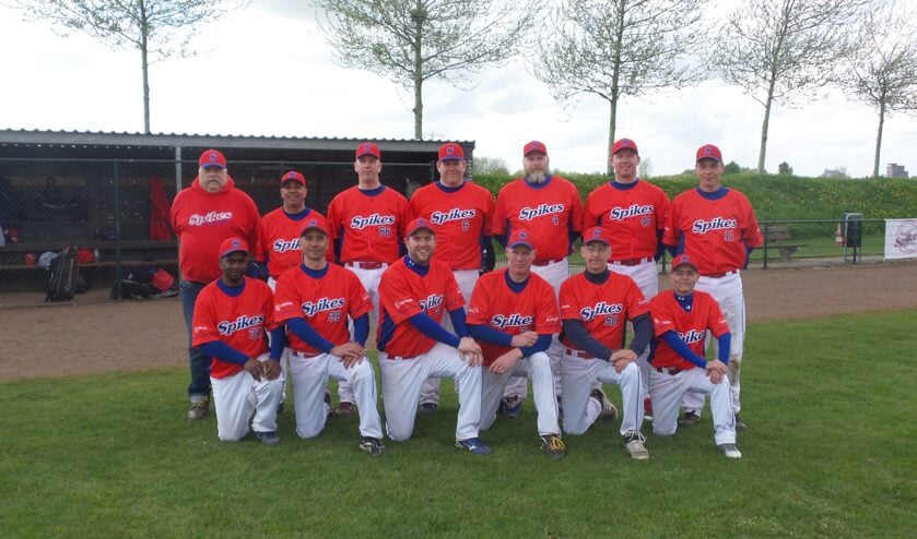 Giovanni Pourier (z.tweede van links), Evert Versloot (s.rechts) en Aad van der Landen (z.rechts) zijn in 2018 de coaches.
