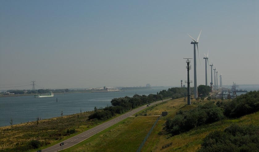 De Landtong vormt een groene oase ten midden van de industrie.