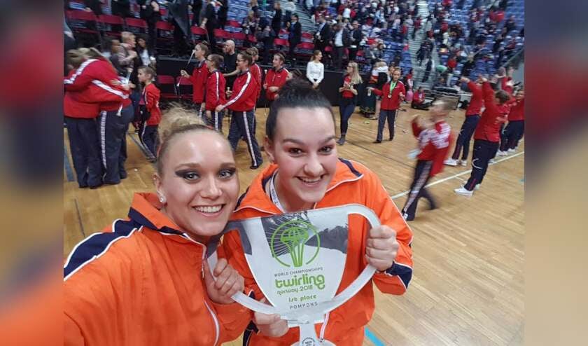 Nadine en Dominique met de kampioensbeker.