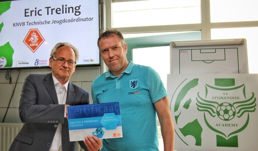 Spijkenisse kreeg vrijdag uit handen van Eric Treling van de KNVB het certificaat voor jeugdopleider uitgereikt.