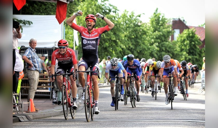 Martijn Keizer trok de sprint aan voor zijn ploeggenoot Chiel Breukelman, maar had zoveel vaart dat hij de ZHETour zelf won.