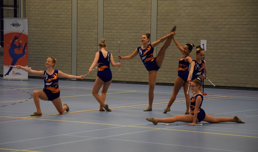 De junioren twirl in actie.