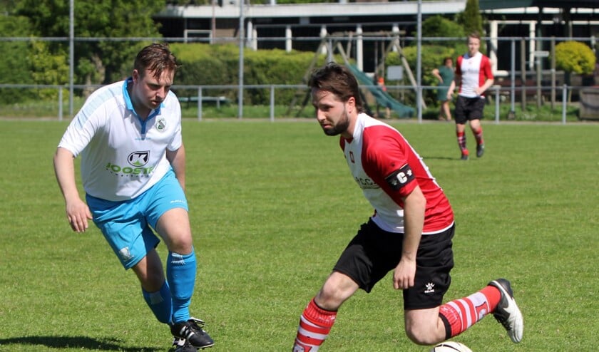 Dennis Holsteijn (r), zet een punt achter zijn voetballoopbaan en stopt bij Abbenbroek.