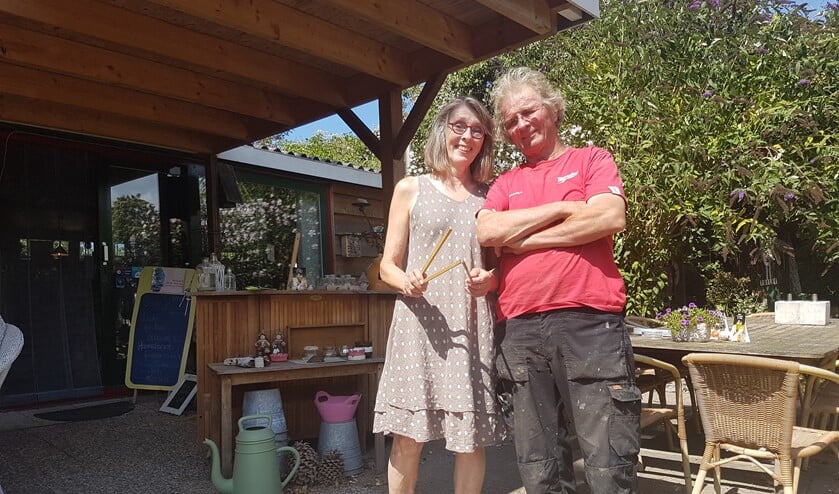 Matie vindt het leuk verschillende mensen te bedienen in haar theetuin. Frans doet het onderhoud en geniet van de vogels en insecten.