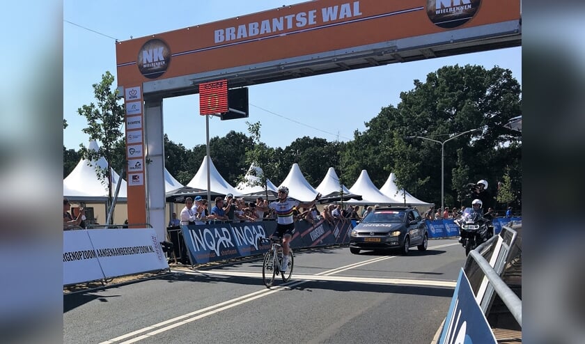 Wereldkampioene Chantal Blaak snelt in haar regenboogtrui voor de tweede achtereenvolgende keer naar de nationale titel.