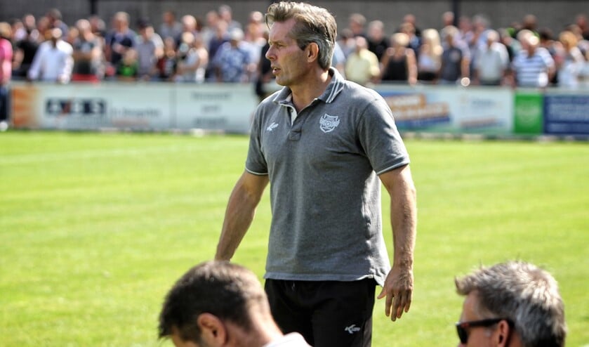 Peter Wubben coacht zijn manschappen, die alles in het werk moesten stellen om gelijke tred te houden met SC Feyenoord.