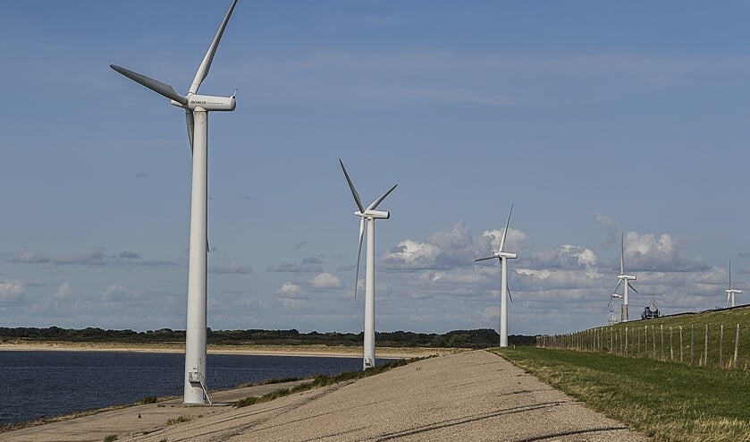 <p>Deze 6 windturbines zullen verwijderd worden waarna aan de andere kant van de dam drie megaturbines zullen komen</p>