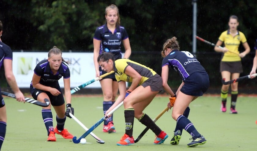 Charlene Tielemans probeert haar tegenstanders te ontlopen in het duel van HV Spijkenisse met HDS.