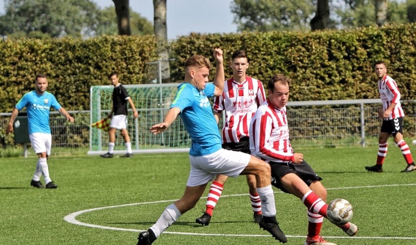 Hekelingen werd zaterdag pas na rust wakker in het duel met het Hellevoetse FC Vlotbrug.