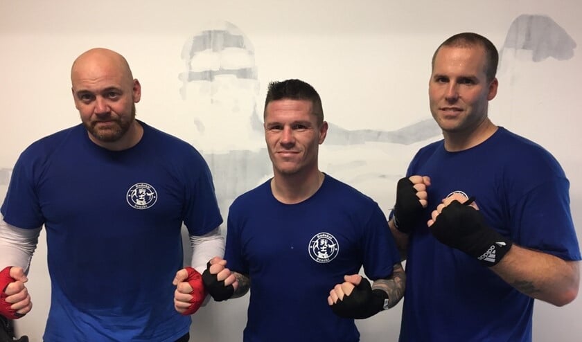 Aron Verbaan, Javier Barragan en Jacques van Roosmalen (vlnr) willen het kickboksen op het eiland naar een wereldniveau tillen.