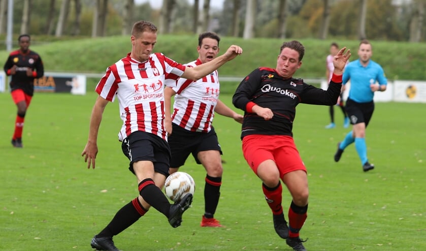 Hekelingen deed zaterdag bij WCR goede zaken en won het duel met 0-4.