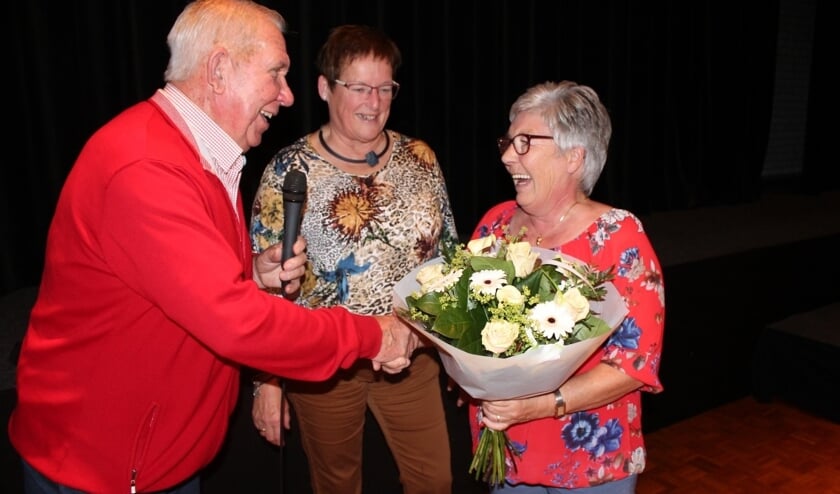 Tijdens de poteravond werd Plonie van de Tonnekreek toegesproken door de voorzitter Wim Koert en ontving zij een mooi boeket bloemen.
