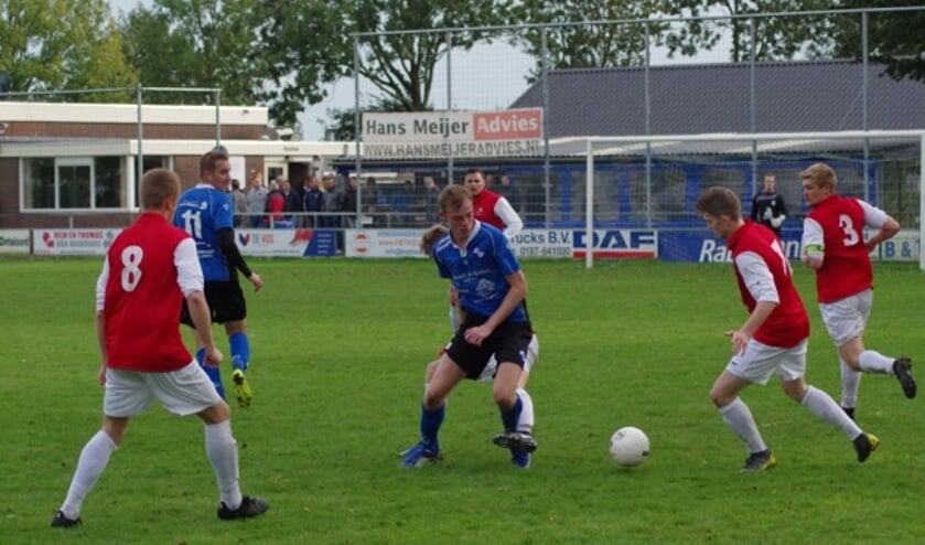 Thomas Engels (m) tussen drie verdedigers.