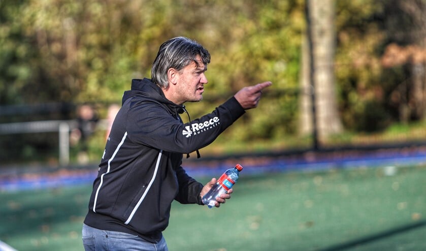 De gedreven coach Harry van den Brink wil de ambitieuze hockeyvrouwen van Spijkenisse naar de tweede klasse loodsen. Foto Peter de Jong.
