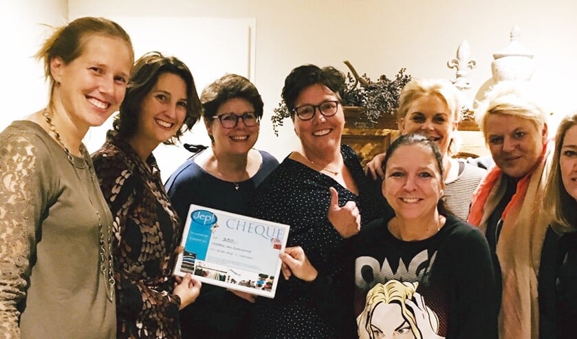 De Moeders van Oostvoorne zijn super blij met de cheque!