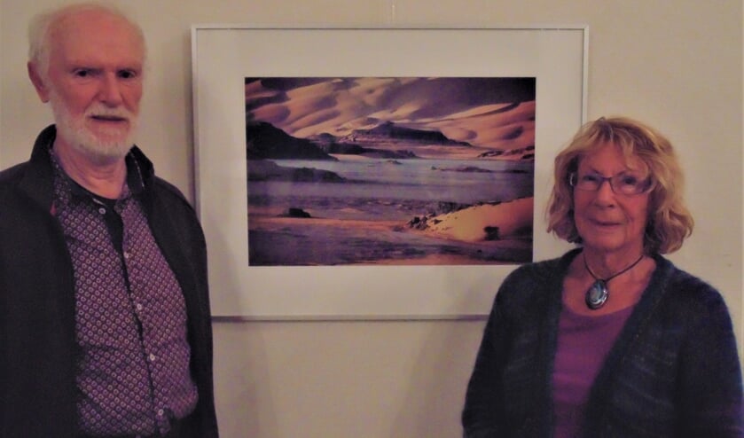 Marias Velthuizen en Nelleke van Nieuwenhuijzen bij een woestijnfoto. (Foto: Cora de Boed)