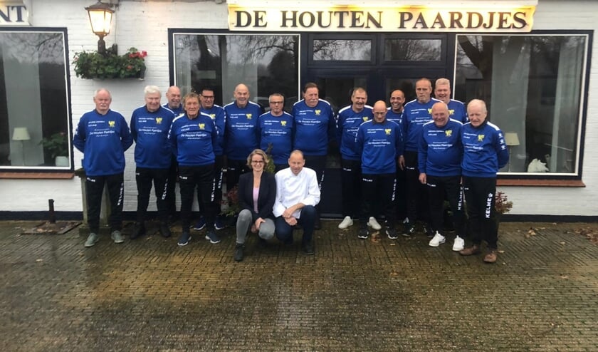 Het team is maar wat trots op de nieuwe gesponsorde tenues.