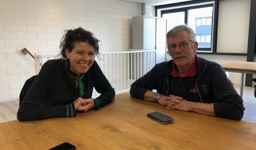 Wethouder Lies van der Pol in gesprek met Peter van Vliet, verhuurder van een pand op bedrijventerrein de Pinnepot