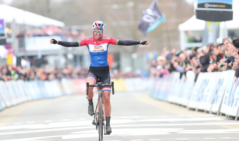 Chantal Blaak wint omloop Nieuwsblad.