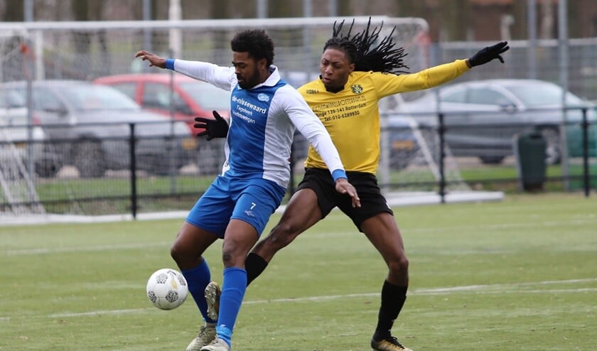 SCO'63 en BZC/Zuiderpark, hier nog voetballend in actie. Kort voor het einde bij een 1-2 stand staakte men het duel vanwege wanordelijkheden.
