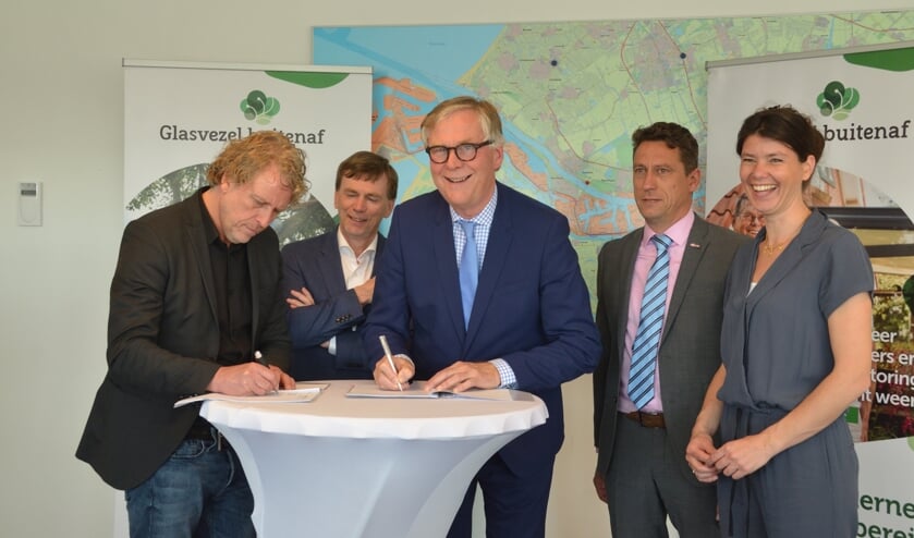 <p>In 2019 bleek er in het buitengebied voldoende belangstelling voor glasvezel te zijn en de gemeenten gingen een overeenkomst aan met Glasvezel Buitenaf om de aanleg te realiseren.</p>