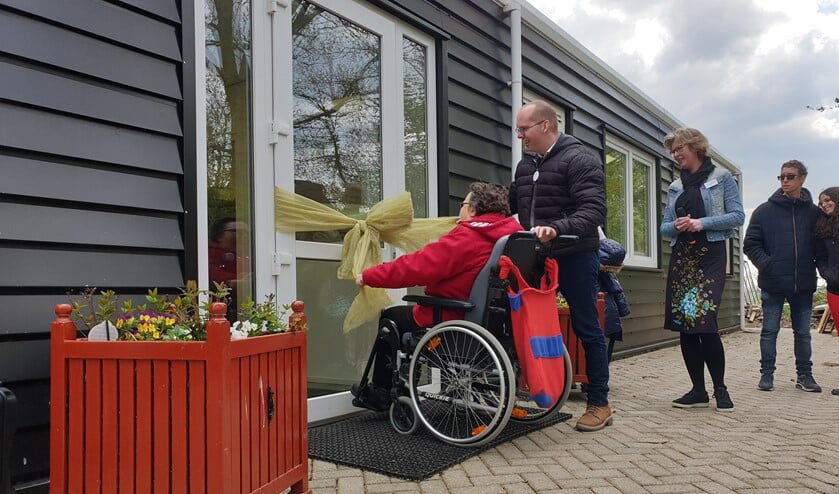 De officiële opening van het nieuwe activiteitengebouw van De Bonte Koe werd verricht door Pieter en Atie.(foto Geena Lauwers)