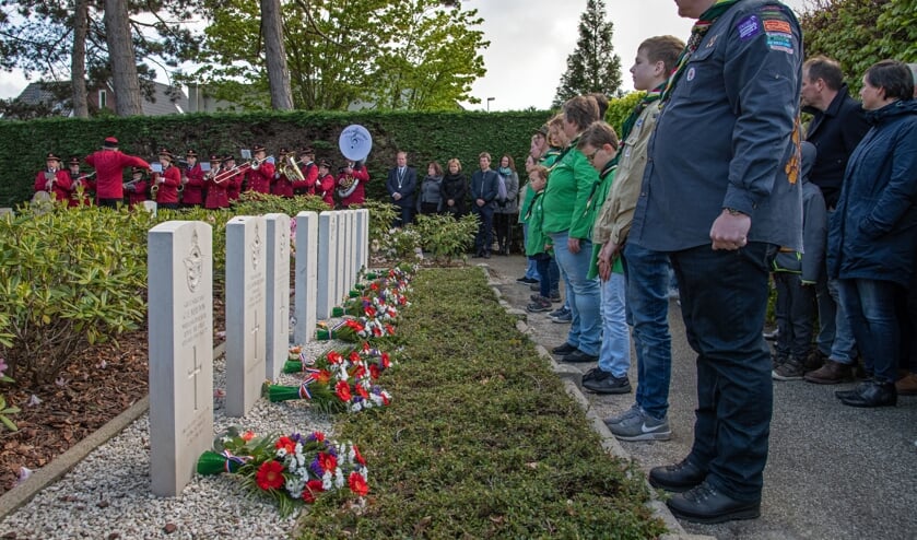 Onder anderen burgemeester Peter de Jong woonde in Oostvoorne de plechtigheid rondom Dodenherdenking bij. (Fotografie: Jos Uijtdehaage)