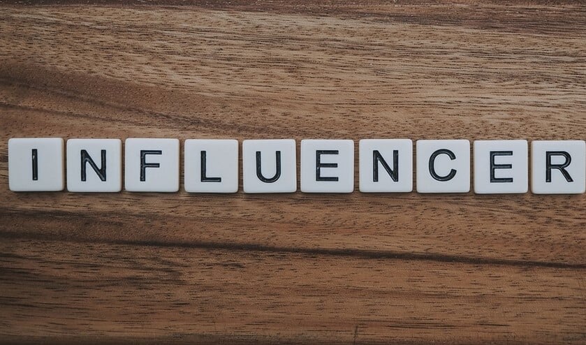 <p>Een influencer is iemand die, bijvoorbeeld via sociale media, invloed uitoefent op een bepaalde doelgroep </p>