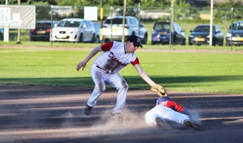 De softballers van HSV Spikes kunnen dit jaar nog geen potten breken in de eerste klasse. Vrijdag verloor men van Hoofddorp Pioniers.