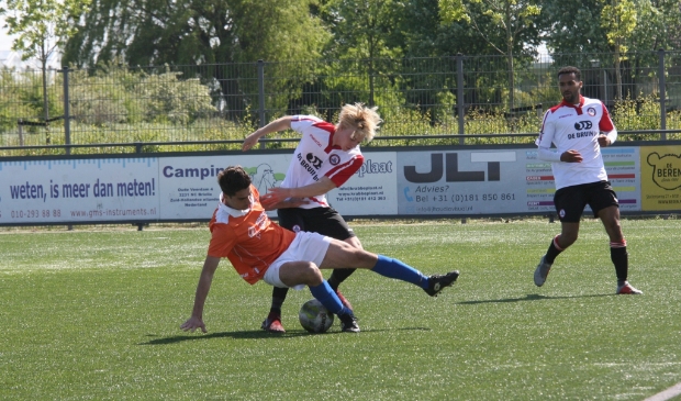 Niels Bekker, op deze archieffoto nog in het tenue van Brielle, scoorde voor OVV in de derby tegen Rockanje. Archieffoto: Wil van Balen.