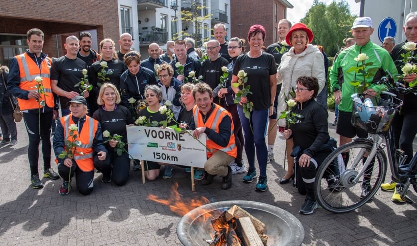 Wethouder Jorriena de Jongh ontstak het Bevrijdingsvuur in Rockanje. (Foto: Jos Uijtdehaage).
