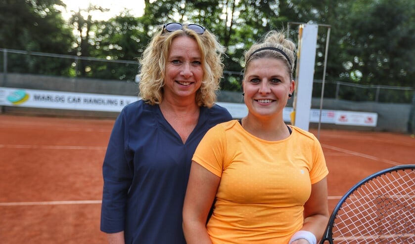 Annekemieke van de Wacht-Kruit (l) en Rebecca Swinkels (r) zagen het toernooi bij LTV Bernisse vlotjes verlopen.