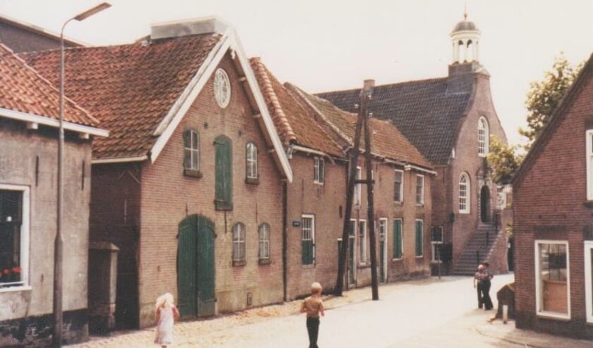 In de jaren 70 van de vorige eeuw stond op de plek van herberg het Rode Hart een pakhuis, inmiddels is deze opslagruimte verbouwd tot woonhuis.
