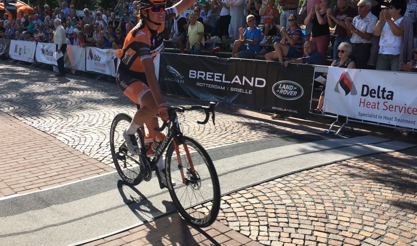 Chantal Blaak heeft zich verlost van Julia Soek en soleert in de Profronde van Oostvoorne naar de overwinning.