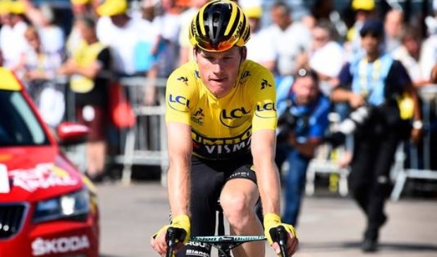 Vijf Tourrenners aan de start in Oostvoorne Gele trui drager Teunissen naar Oostvoorne Rijnmond