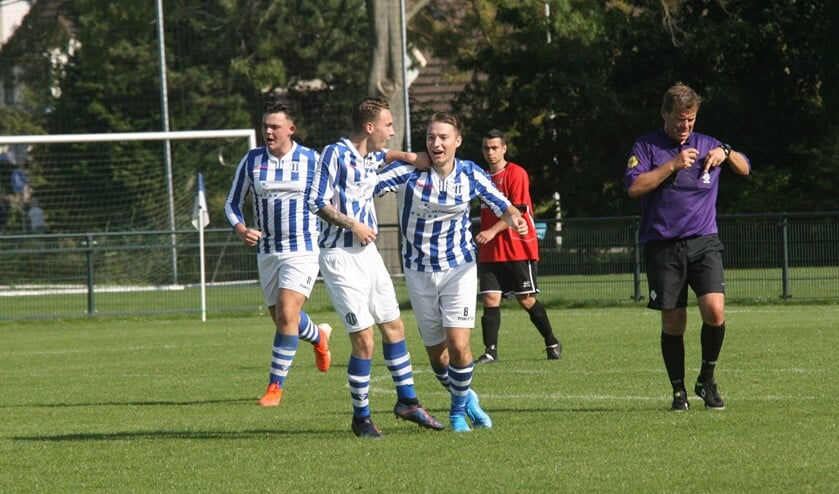 Joël Kroon (midden) wordt door zijn ploeggenoten gefeliciteerd met zijn eerste treffer. (Foto: Wil van Balen).