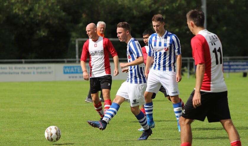 <p>Joël Kroon scoorde voor Zwartewaal in de uitwedstrijd bij Stellendam, die met 2-3 verloren ging. Archieffoto: Peter de Jong.</p>