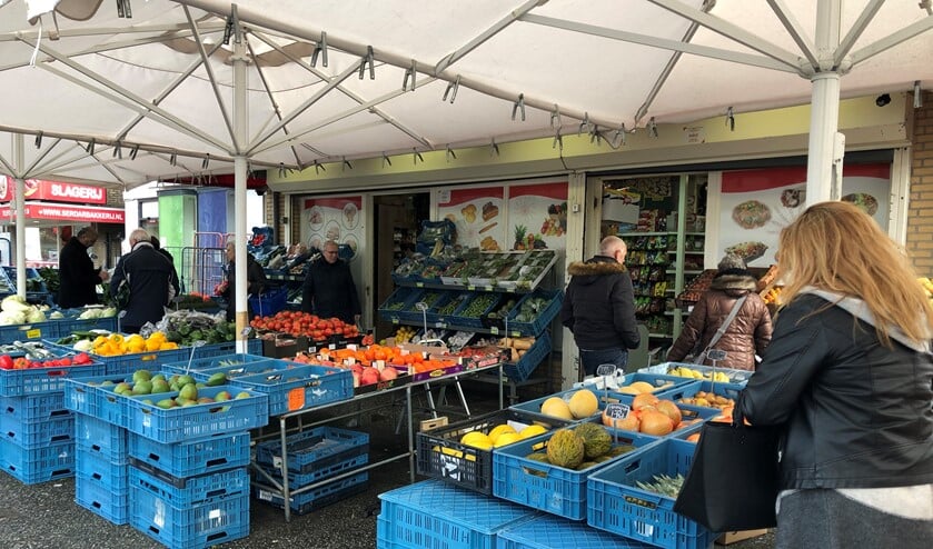 Zomer of winter; het is altijd druk bij de Serdar Bakkerij en Supermarkt.