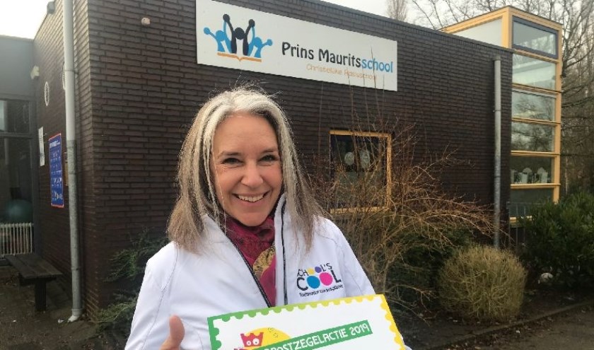 Wendy Enthoven mocht namens School's cool Westland een cheque van 650 euro in ontvangst nemen.