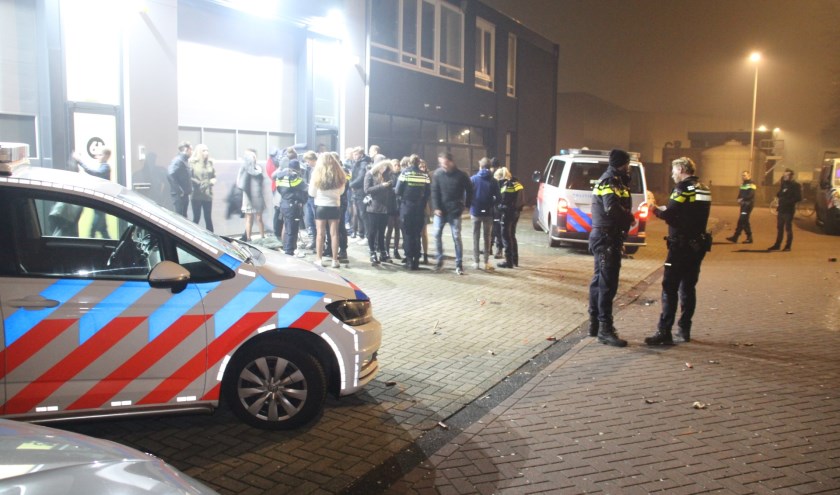 De politie beëindigde in de vroege ochtend van nieuwjaarsdag een illegaal feest in een bedrijfspand aan de Ambachtstraat in Naaldwijk, waarbij zo'n tweehonderd jongeren aanwezig waren.