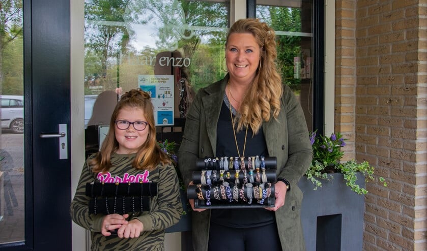 <p>Fenna en haar moeder hebben hard gewerkt om mooie armbandjes te maken. De volledige opbrengst gaat naar de stichting. Foto: Sam Fish</p>