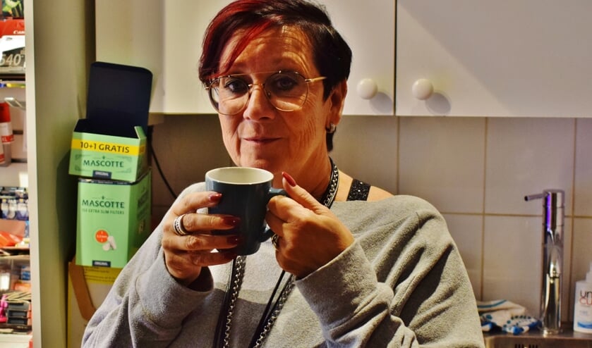 <p>Marja ten voeten uit; snel even een bakkie en dan weer verder.</p>