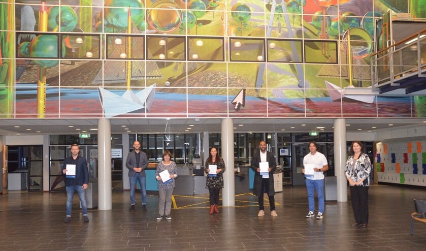 <p>v.l.n.r. Yuri van Driel, Tineke Nusink, Eefje de Liefde, Carlos Flanders, Ron van Nieuwland en docente Zarina Umarova</p>
