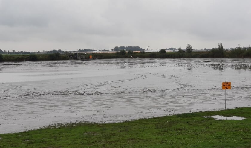 <p>De plas bij het Kraaiennest is leeggevist en droog gepompt. Foto: (PR/Weidevogelpact Midden-Delfland)</p>