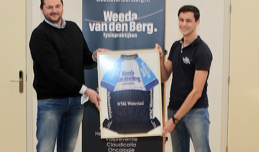 <p>Erik den Adel, voorzitter van toerclub WTAC Waterstad, overhandigt het ingelijste shirt aan Frank Weeda, samen met Levi van den Berg ondernemers van Weeda Van den Berg Fysiopraktijken. Foto Theo van Kralingen.</p>