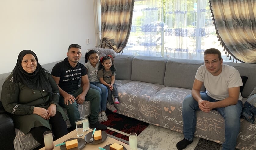 v.k.n.r.: Fidan, Riad, dochters Aya en Elif. Helemaal rechts vrijwilliger Yazn. De zonen Abel en Mohamad waren op het tijdstip van de foto op school.