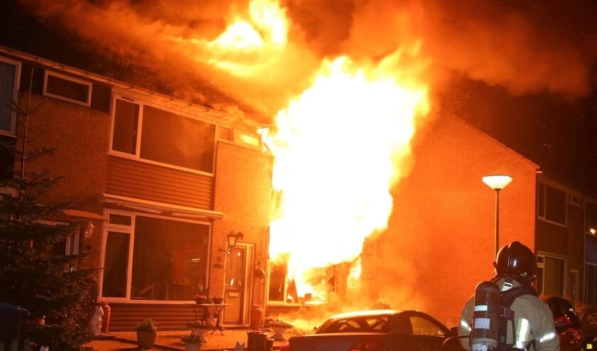<p>De brand in de Gruttostraat is tot op heden nog niet opgehelderd. Archieffoto: Mark Groothuyzen</p>