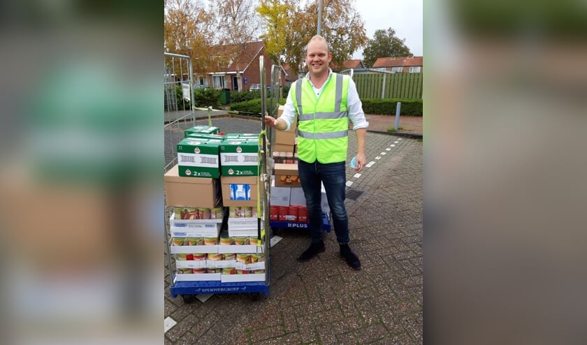 <p><strong>Een bli</strong><strong>je en trotse ondernemer, Maarten Buning, overhandigde vorige week dinsdag drie gevulde containers aan de Voedselbankactie.</strong></p>