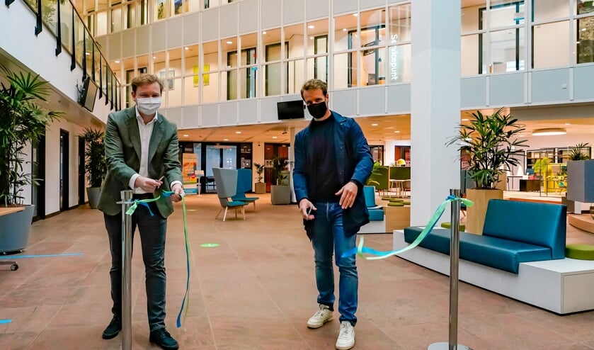 <p>Wethouders Igor Bal en Martijn Hamerslag openden de hal officieel.(Foto: Rene Bakker) </p>
